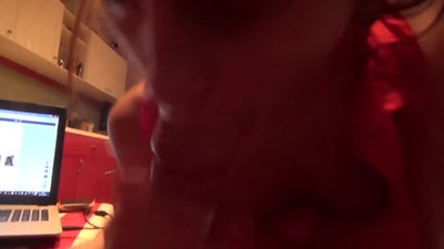 女学生趁着家里没人,给她哥哥吹箫