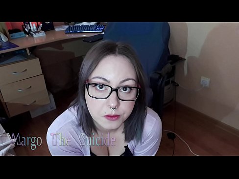 ❤️ 性感的眼镜女孩在镜头前深深地吸吮假阳具 ❤❌ 自制毛片