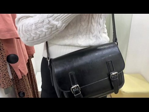 ❤️ 年轻婊子FeralBerry在试衣间用假阳具公开自慰 ❤❌ 自制毛片